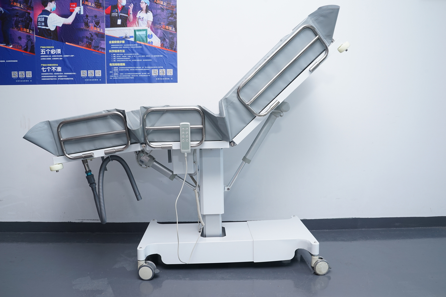 愛樂電動三折式洗澡床、沐浴推床